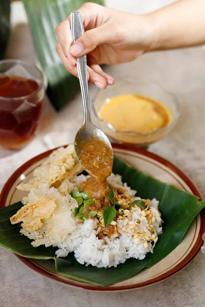 Versare Tumpang Sambal Sul Piatto Con Riso Verdure Fresche Sambel — Foto Stock