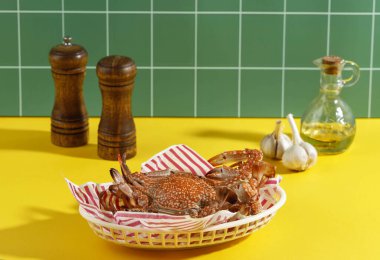 Buharda pişmiş yengeç ya da Rajungan, Mavi Yengeç kadar popüler, Sarı Arkaplan, Restoran Menüsü 