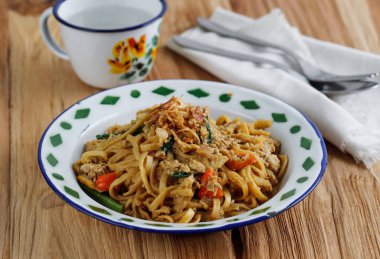 Bakmie Jawa Nyemek ya da Mie Nyemek, Yogyakarta, Endonezya 'dan Cava Erişte Çorbası Popüler. Tatlı ve Tuzlu Geleneksel Erişte Tarifi