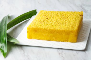 Bika Ambon, Medan, Endonezya 'dan Full Square Yellow Bal Tarağı Keki Popüler. Sarı renk Curcumin 'den geldi. Beyaz Arkaplanda Oleh oleh Medan kavramı