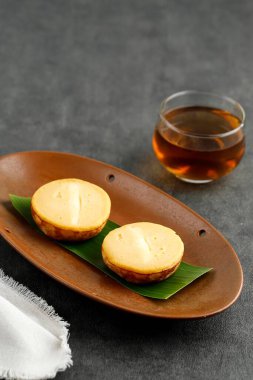 Kue Lumpur ya da Mud Cake, Patates, un, Yumurta ve Hindistan cevizi sütünden yapılmış geleneksel Endonezya çerezi 