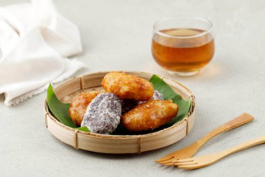Gemblong, Getas, Kemplang, Endonezya Geleneksel Atıştırmalıkları Yapışkan Pirinç ve Şekerle Kaplanmış. Çay ile servis edilir 