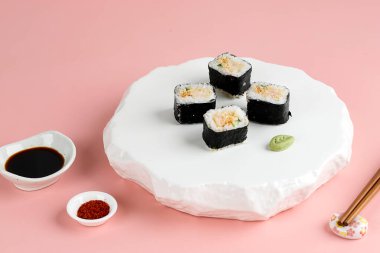 Beyaz Pembe Arkaplanda Boşluğu Kopyala Nori Laver ile Sushi Rolls