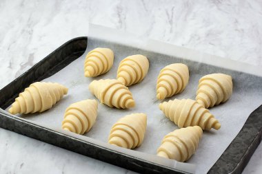 Ev yapımı kruvasan, Kruvasan Hazırlama İşlemi Kırsal Tay 'da Mermer Masa Üzerinde Kağıt Çizgisiyle Evde Pişirme