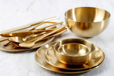 Çeşitli Altın Tabaklar, Bowl, Spoon, ve Çatal Beyaz Masa, Yemek Fotoğrafları 