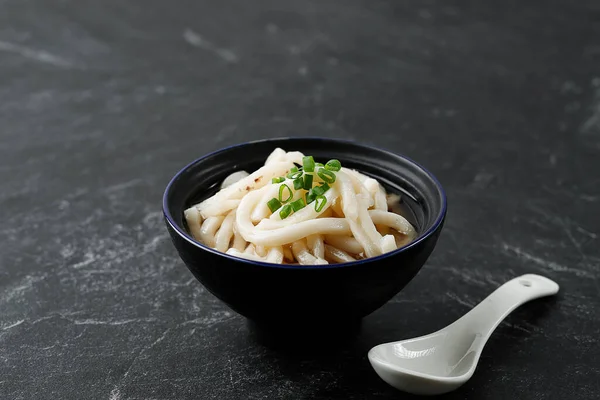 Masakan Udon Mie Jepang Lokal Dengan Saus Tebal Pada Tabel — Stok Foto