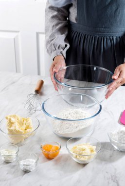 Pişirme Kavramı, Hazırlık Malzemesi Mutfakta Pişirme, Un, Yumurta, Peynir, Şeker. Kadın El Pastası