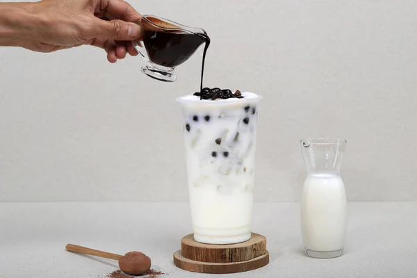 Gießen Sie Palmzucker Flüssigkeit Auf Boba Milk Tea Mit Ein — Stockfoto