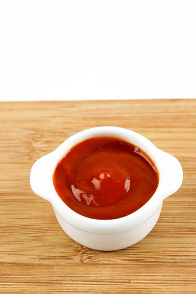 Ketchup Tomate Sur Bol Blanc Espace Copie Pour Texte — Photo