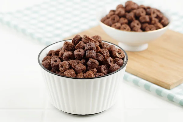 Montón Anillo Chocolate Cereal Cuenco Blanco Concepto Desayuno Primer Plano — Foto de Stock