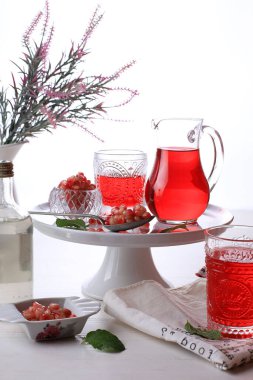 Beyaz Arkaplanda Nar Suyu ile Nar Suyu. Metin için Boşluğu Kopyala, Seçili Odaklanma 