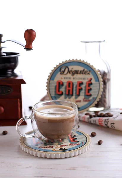 Café Con Leche Una Taza Pequeña Con Amoladora Grano Café —  Fotos de Stock