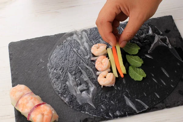 Pişirme Süreci Haşlanmış Karides, Havuç, Salatalık, Pirinç Kâğıdı ile sarılmış Mor Soğan 'dan yapılan Vietnam böreği. Sağlıklı Beslenme Konsepti