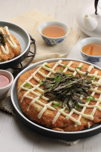 Homemade Okonomiyaki Osaka Flour Dish Mayonnaise Spring Onion Sauce Served — Stock Photo, Image