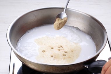 Tavuk Tozu MSG 'yi Pan' a Dök, Pişirme İşlemi 