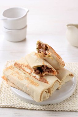 İzole edilmiş beyaz arka plan dondurulmuş kebap ya da Shawarma Roll taze Asya kebabı pişiriyor. Shawarma ile Sarılmış Et