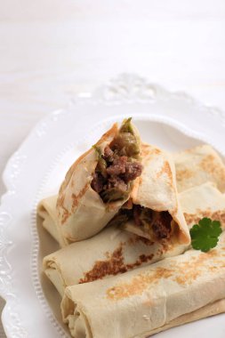 İzole edilmiş beyaz arka plan dondurulmuş kebap ya da Shawarma Roll taze Asya kebabı pişiriyor. Shawarma ile Sarılmış Et 