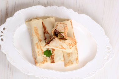 İzole edilmiş beyaz arka plan dondurulmuş kebap ya da Shawarma Roll taze Asya kebabı pişiriyor. Shawarma ile Sarılmış Et