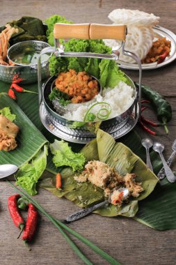 Günlük Menü için Endonezya Geleneksel Yemekleri, Rantang (Yığılabilir Pirinç Kutusu) ile servis edilir. Beyaz Pirinç, Ispanak Çorbası, Mısır Böreği, Bothok Mlandingan ve Krupuk.
