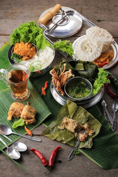 Makanan Tradisional Indonesia Untuk Menu Harian Dilayani Menggunakan Rantang Kotak — Stok Foto