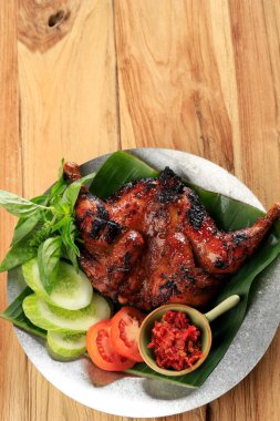 Lalapan ile kızarmış tavuk, Taze sebzeli Bakakak Ayam Bakar, Endonezya Kızarmış Tavuğundan otantik Tarif.