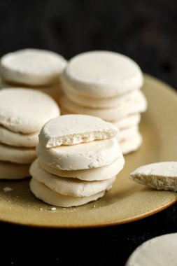Seçilmiş Focus Brem Khas Solo veya Brem Madiun, Endonezya Geleneksel Şeker Atıştırması Kurutulmuş Fermente Pirinç Suyu. Kapat.