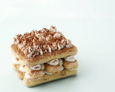 Tiramisu. Geleneksel İtalyan Katmanlı Tatlı. Mascarpone ve Ladyfinger Kurabiyeli Kahve, Kurabiyesiz. Yumuşak Yeşil Pasta Arkaplanını Kapat.