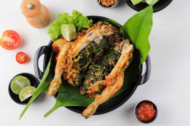 Ayam Betutu. Cassava Yapraklarıyla doldurulmuş Balili Kızarmış Tavuk.