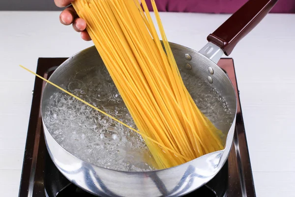 Mujer Cocinando Espaguetis Sartén Agua Hirviendo Cocina Proceso Preparación Cocina —  Fotos de Stock
