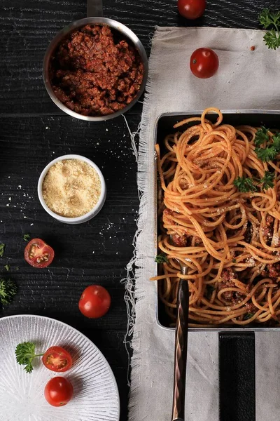 Top View Spaghetti Bolognaise Geserveerd Black Pan Met Geraspte Parmezaanse — Stockfoto