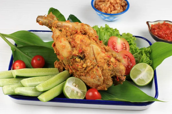 Ayam Betutu Spicy Balinese Roast Chicken Stuffed Cassava Leaves — Stok Foto