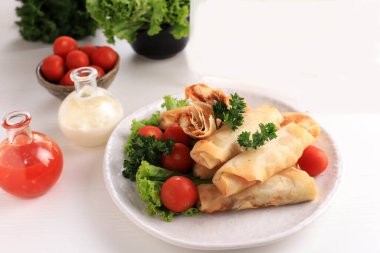 Kızarmış Çin böreği, Lumpia ya da Popia kadar popüler. Beyaz Tabak 'ta servis edilmiş, Baharatlı Sos ve Mayonezli Beyaz Masa. Metin için Boşluğu Kopyala