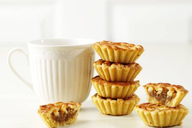 Yığılmış Pineapple Pie veya Nastar Keranjang, Ananas Turtası kadar popüler. İçinde Pineapple Jam ve üstünde Lattice Pie olan turtalar. Hari Raya Lebaran için popüler.