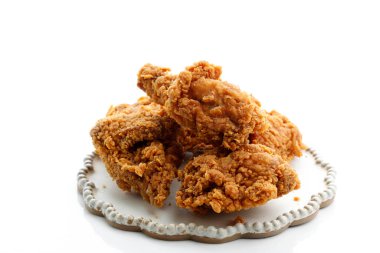 Beyaz Rustik Tabakta Kızarmış Tavuk, Beyaz Masa. Metin için Boşluğu Kopyala