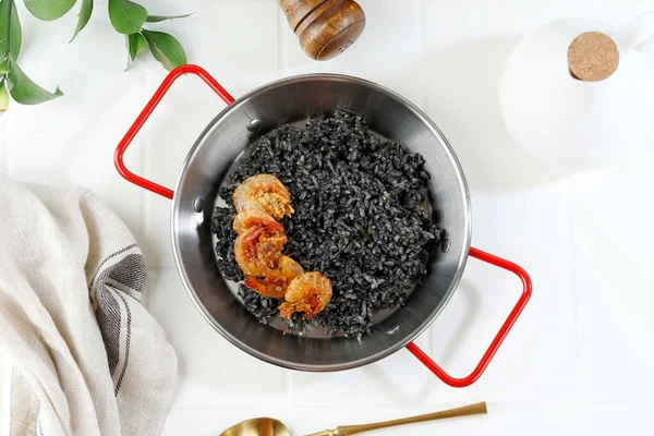 Černé Španělské Rýže Paella Olihní Inkoust Smažené Krevety Jako Topping — Stock fotografie