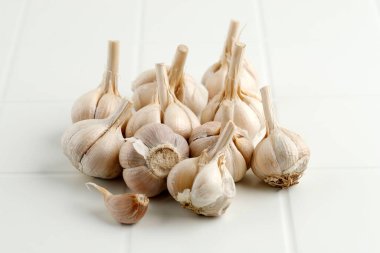 Seçili Odak Sarımsak Ampulü Beyaz Masada, Boşluğu Kopyala