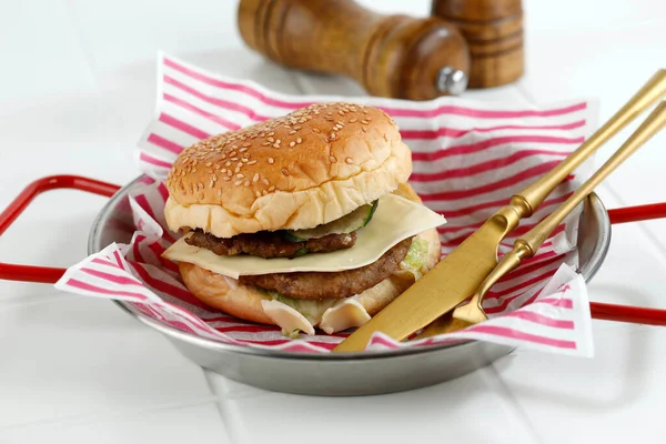 Zelfgemaakte Burger Met Gesneden Kaas Thin Beef Patty Witte Houten — Stockfoto