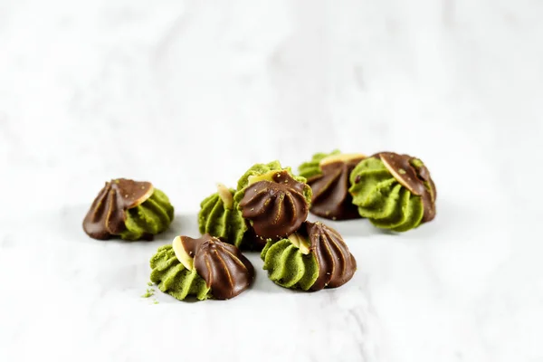 Biscuits Matcha Greentea Avec Slice Aux Amandes Revêtement Chocolat Noir — Photo