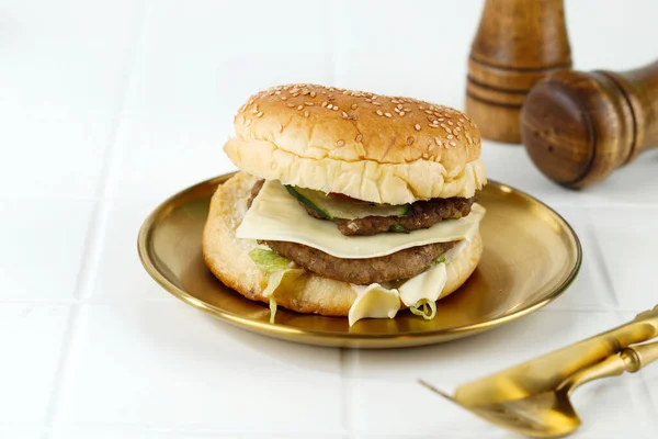 Zelfgemaakte Premium Kaashamburger Gouden Plaat Witte Tafel — Stockfoto