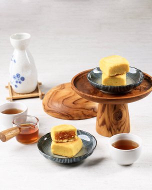 Ananaslı kek, içinde tereyağı, un, yumurta, şeker ve ananas reçeli bulunan geleneksel Tayvan hamur işidir. Tea ile servis edilmiş. Boşluğu Kopyala