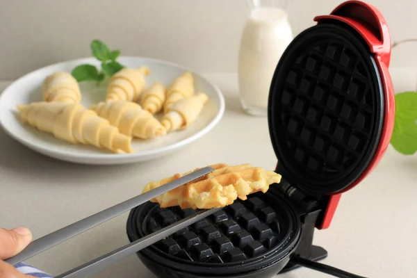 Take Croissant Wafle Croffle Electric Waflle Making Using Tongs Homemade — Stockfoto