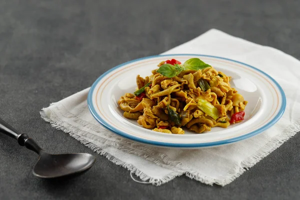 Kızarmış tavuk bağırsağını zerdeçal ya da Tumis Usus Bumbu Kuning ile karıştır. Çimento Masasında