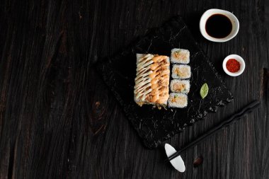 Mentai Sushi, Philadelphia Roll, ve Beef Floss Roll Mayo Roll, Taş Tabakta Çeşitli Makizushi. Tahta Masadaki Metin için Boşluğu Kopyala ile Üst Görünüm
