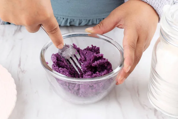 Making Purple Mashed Sweet Potato Using Stainless Fork Process Cooking — Stock fotografie