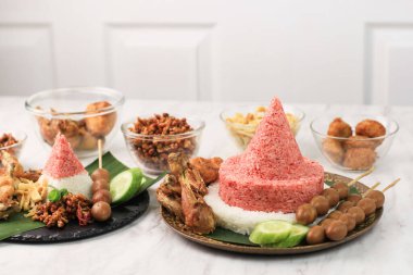 Kızıl ve Beyaz Pirinç, Nasi Tumpeng 'i 17 Ağustos' ta Bağımsızlık Günü için Endonezya Ulusal Bayrağıyla aynı şekilde çağırdı.
