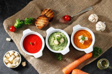 Üç Renkli Sebze Çorbası, Brokoli, Domates ve Kara Mermer Masada Havuç. Üst Manzara. Sağlıklı Diyet Yaşam Tarzı kavramı