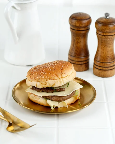 Homemade Premium Cheese Hamburger Golden Plate White Table Vertical Image — Stockfoto