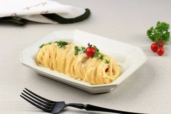 Creamy Cheesy Angel Hair Pastaon Cream Table Background — Stockfoto