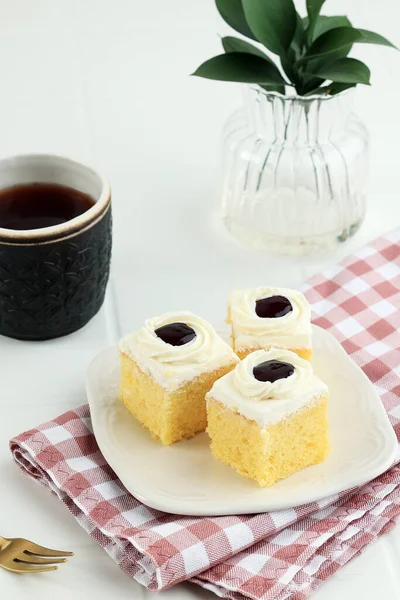 Mini Square Slice Cake Bluberry Jam Topping — Stockfoto