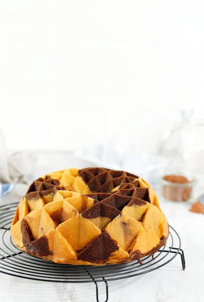 Marble Bundt Cake Marmer Cake White Wooden Table Bundt Cake — Stock Photo, Image